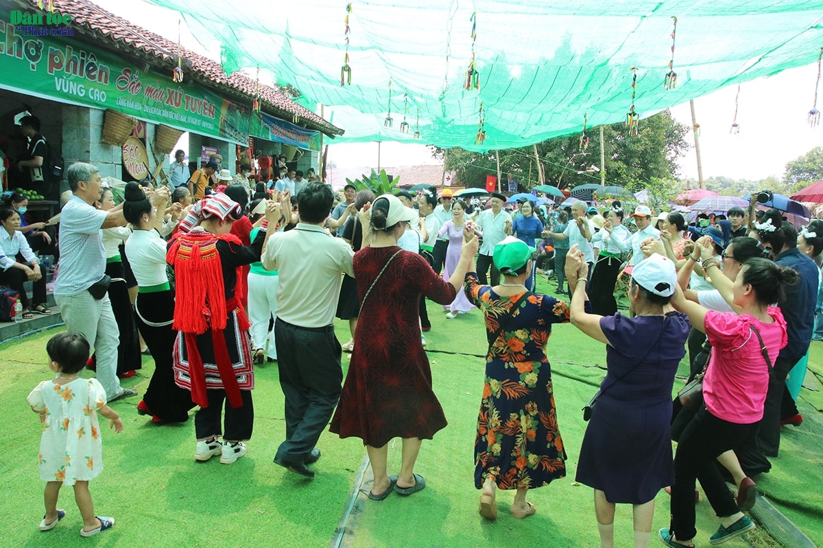 Khách du lịch tham gia trải nghiệm văn nghệ cùng đồng bào các dân tộc tại Làng tạo một không khí vui tươi phấn khởi, đầm ấm, mang đậm nét truyền thống của các dân tộc, thể hiện sự độc đáo trong đa dạng 