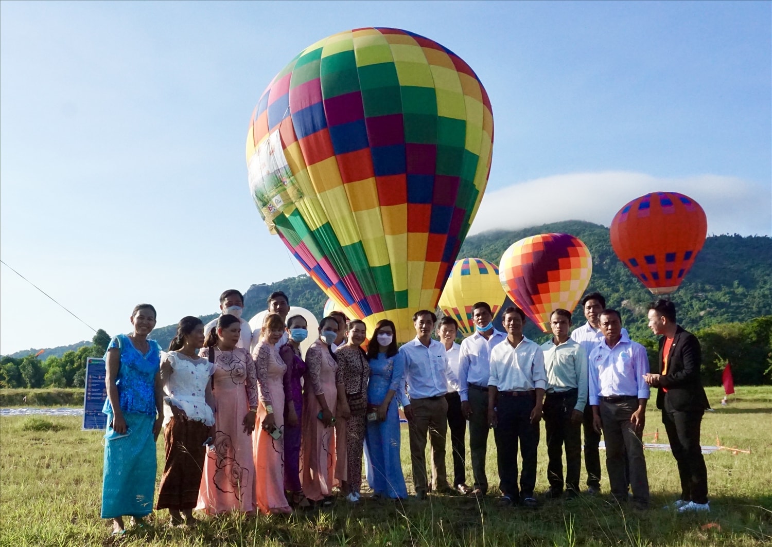 Nhiều đoàn của các trường học trong 2 huyện miền núi Tri tôn và Tịnh Biên đến tham quan, dự lễ  