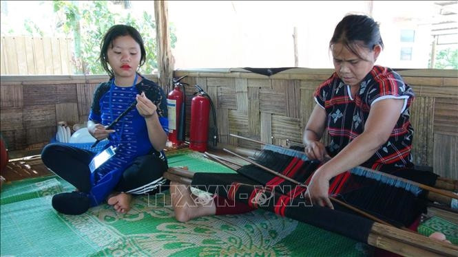Phụ nữ Pa Cô dệt vải thổ cẩm trong những ngày nông nhàn. Ảnh: Thanh Thủy/TTXVN