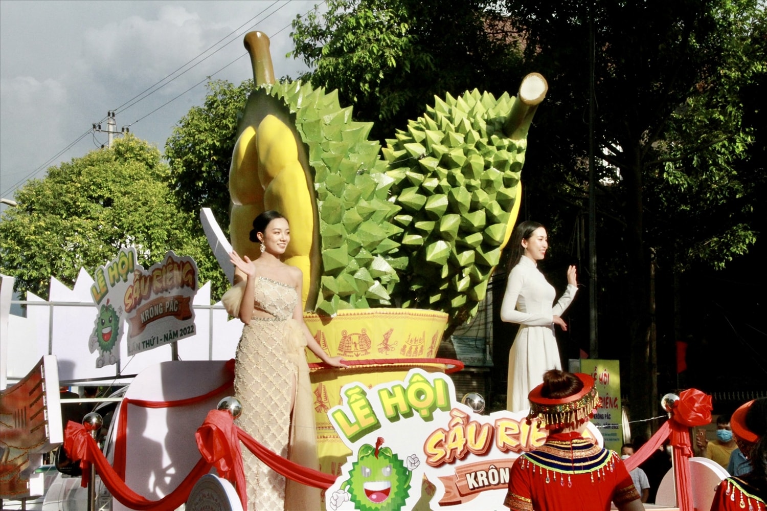 Hai gương mặt đại diện của Lễ hội  vẫy tay chào khán giả một cách thân thiện