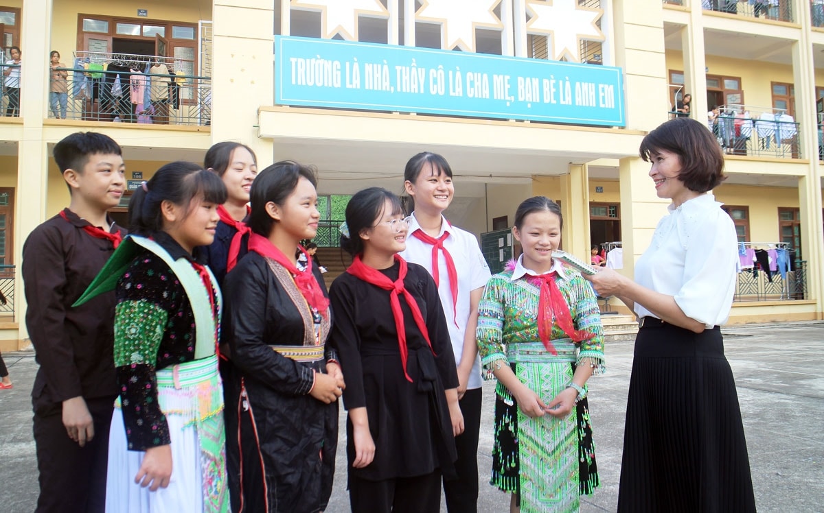 Cô và trò Trường Phổ thông dân tộc nội trú THCS Đồng Hỷ (Thái Nguyên) sinh hoạt ngoại khóa Cô và trò Trường Phổ thông dân tộc nội trú THCS Đồng Hỷ (Thái Nguyên) sinh hoạt ngoại khóa