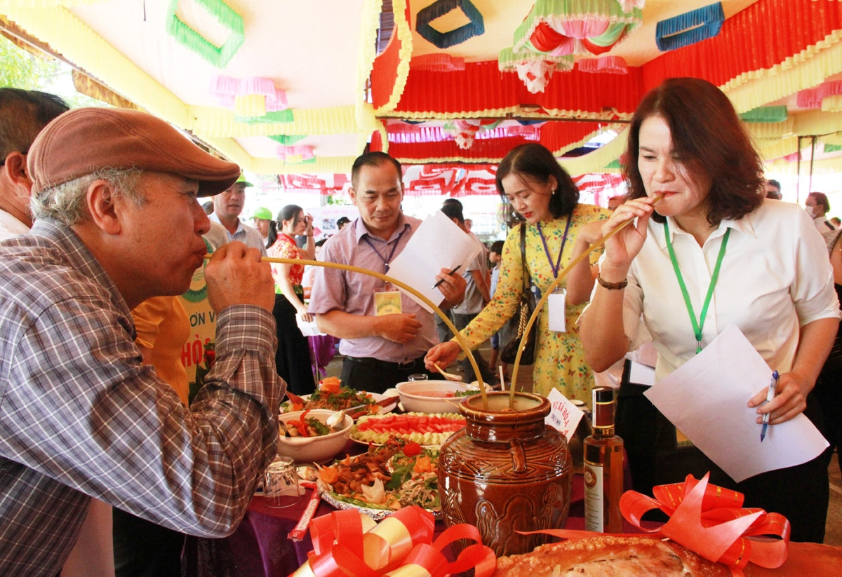 Ban Giám khảo chấm phần thi ẩm thực