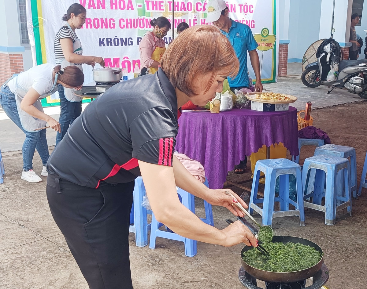 Món ăn lá mì xào hoa đu đủ đực - món ăn truyền thống của đồng bào Ê Đê 