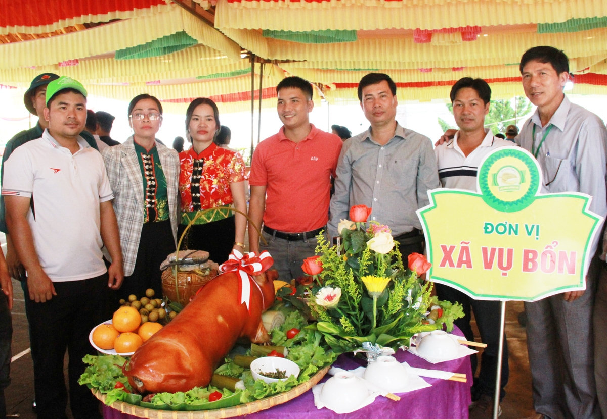 Bí thư Huyện ủy huyện Krông Pắc Trần Hồng Tiến (thứ 3 từ phải qua) tham quan, động viên các đội thi