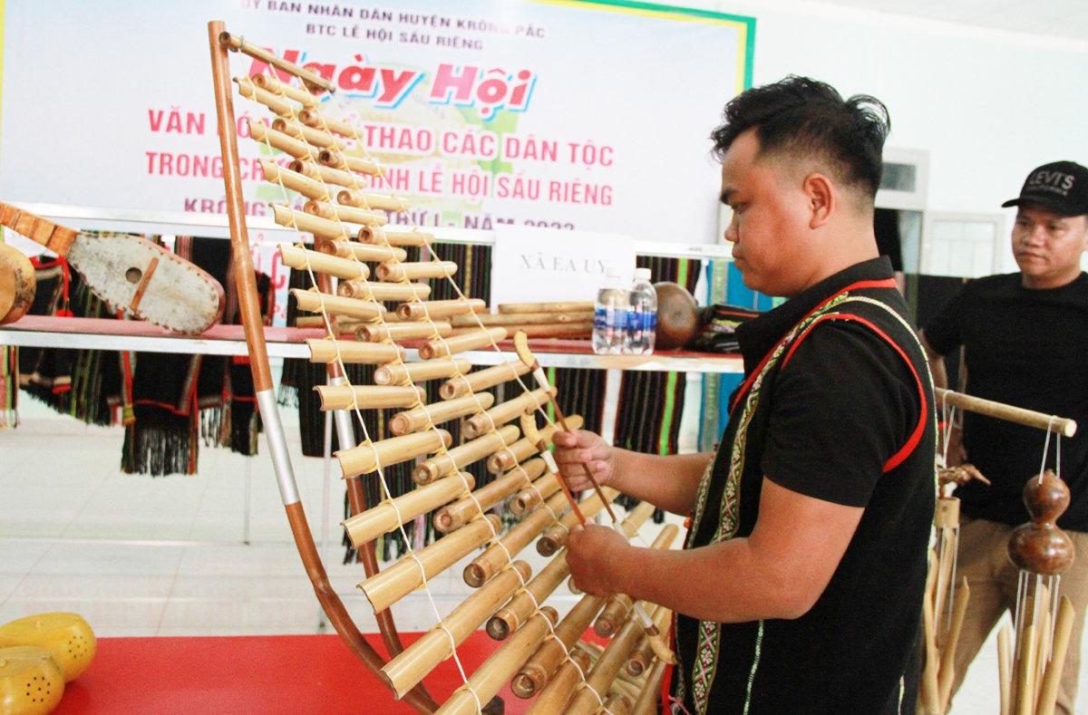 Các nghệ nhân chế tác nhạc cụ và biểu diễn nhạc cụ dân tộc cho du khách thưởng thức