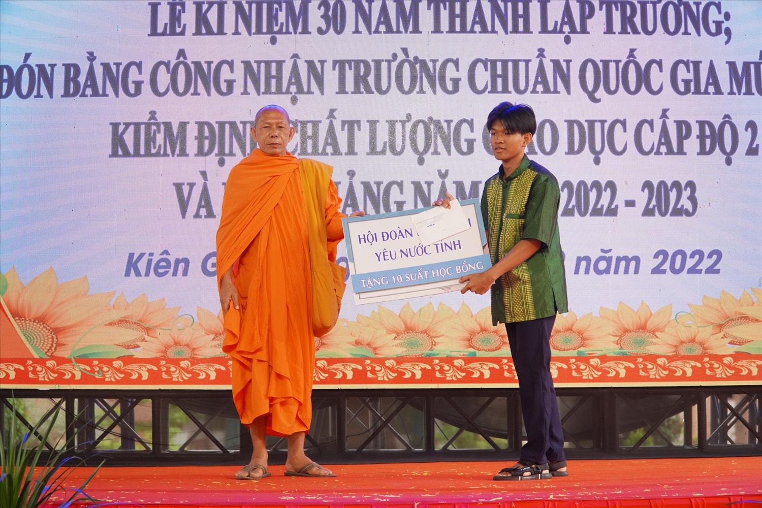 Hòa Thượng Danh Đổng - Hội trưởng Hội Đoàn kết sư sãi yêu nước tỉnh trao 10 suất học bổng cho đại diện học sinh giỏi có hoàn cảnh khó khăn