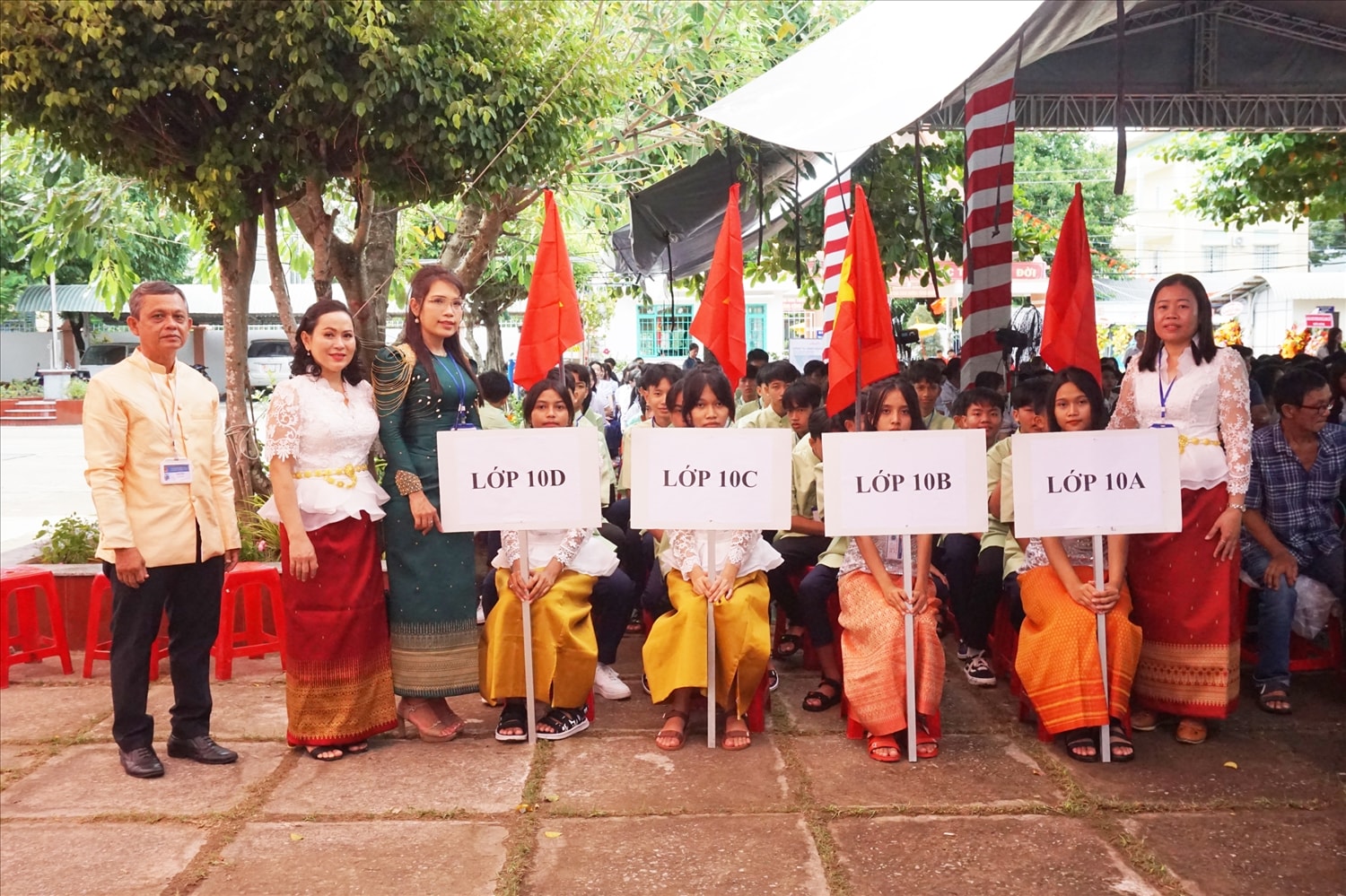 Bà Châu Quỳnh Dao (người thứ 3, từ bên trái qua), Hiệu trưởng Trường PTDT Nội trú, các thầy cô trong Ban Giám hiệu chào đón các em khối 10 vừa được tuyển sinh vào năm học 2022 - 2023