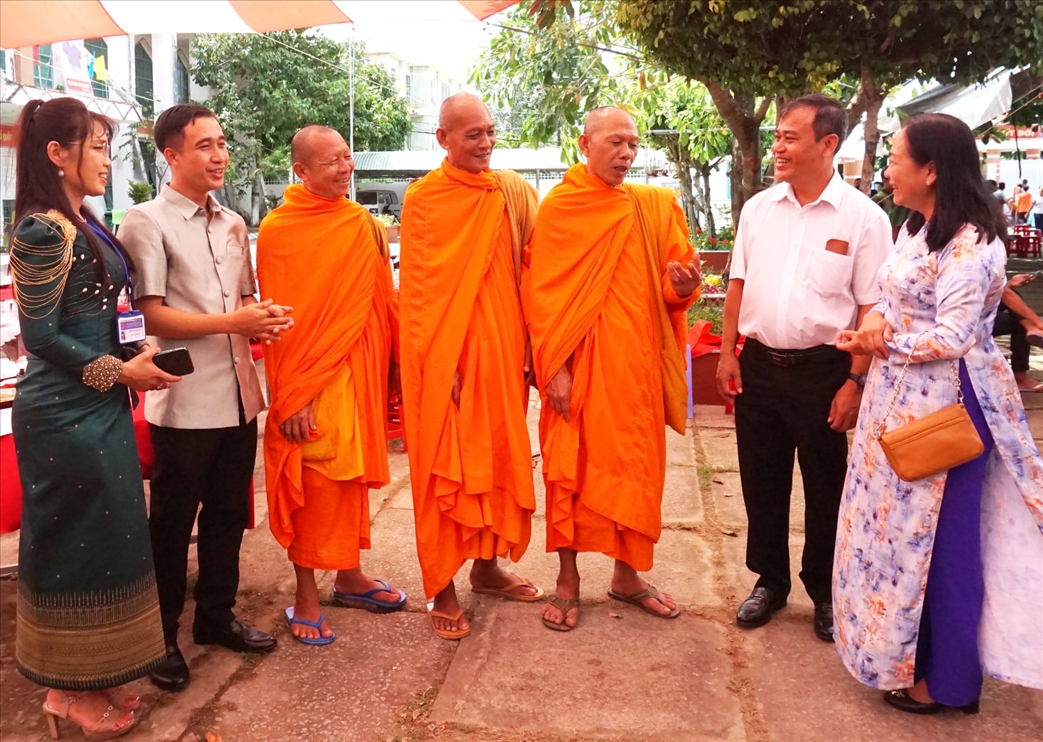 Hòa Thượng Danh Đổng (người thứ 3 bên phải) trao đổi, góp ý với ông Danh Phúc (người thứ 2 bên phải qua) - Trưởng ban Dân tộc tỉnh Kiên Giang về những vấn đề liên quan đến học sinh nội trú