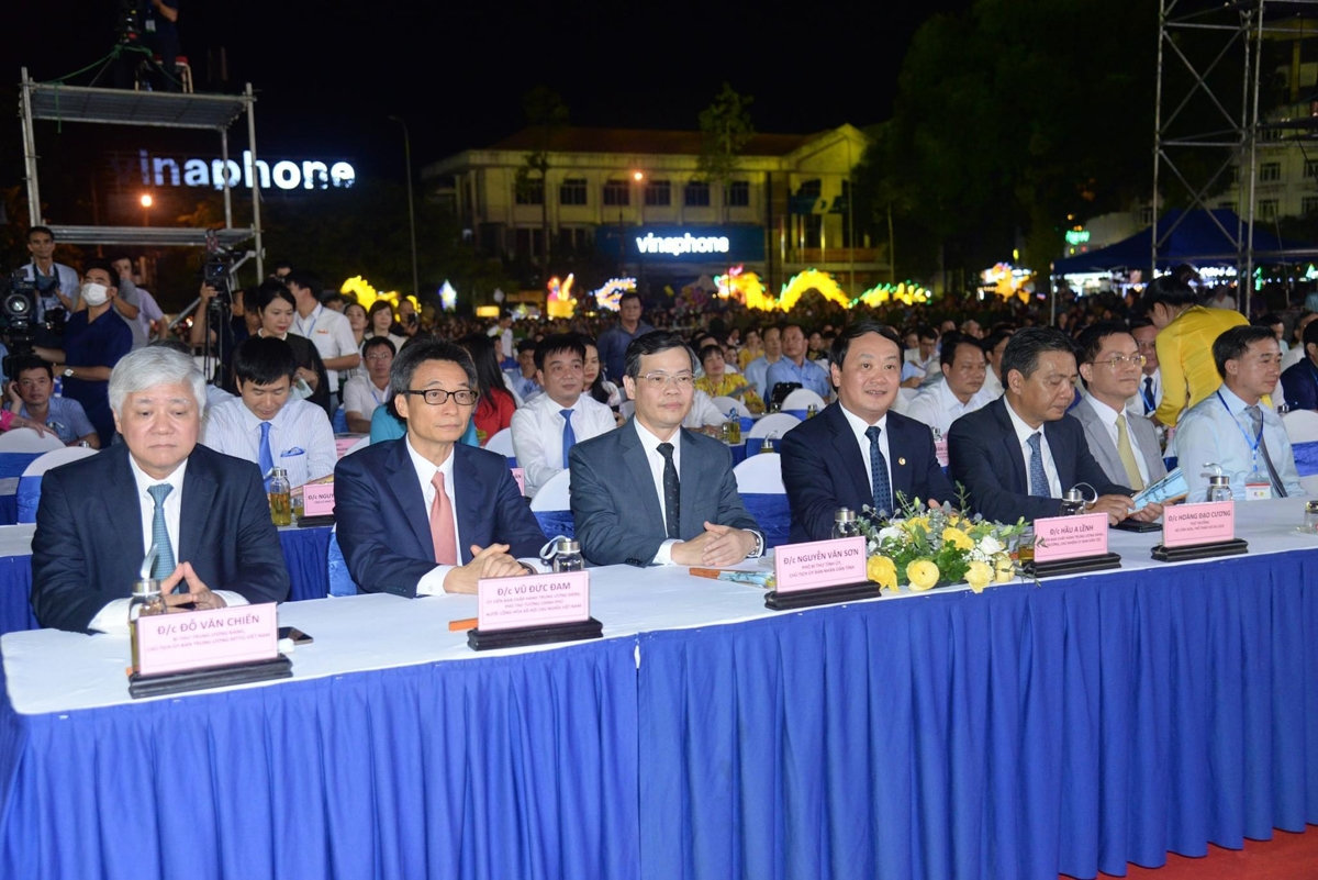 Đại biểu các Lãnh đạo Đảng, Nhà nước tham dự buổi Lễ 