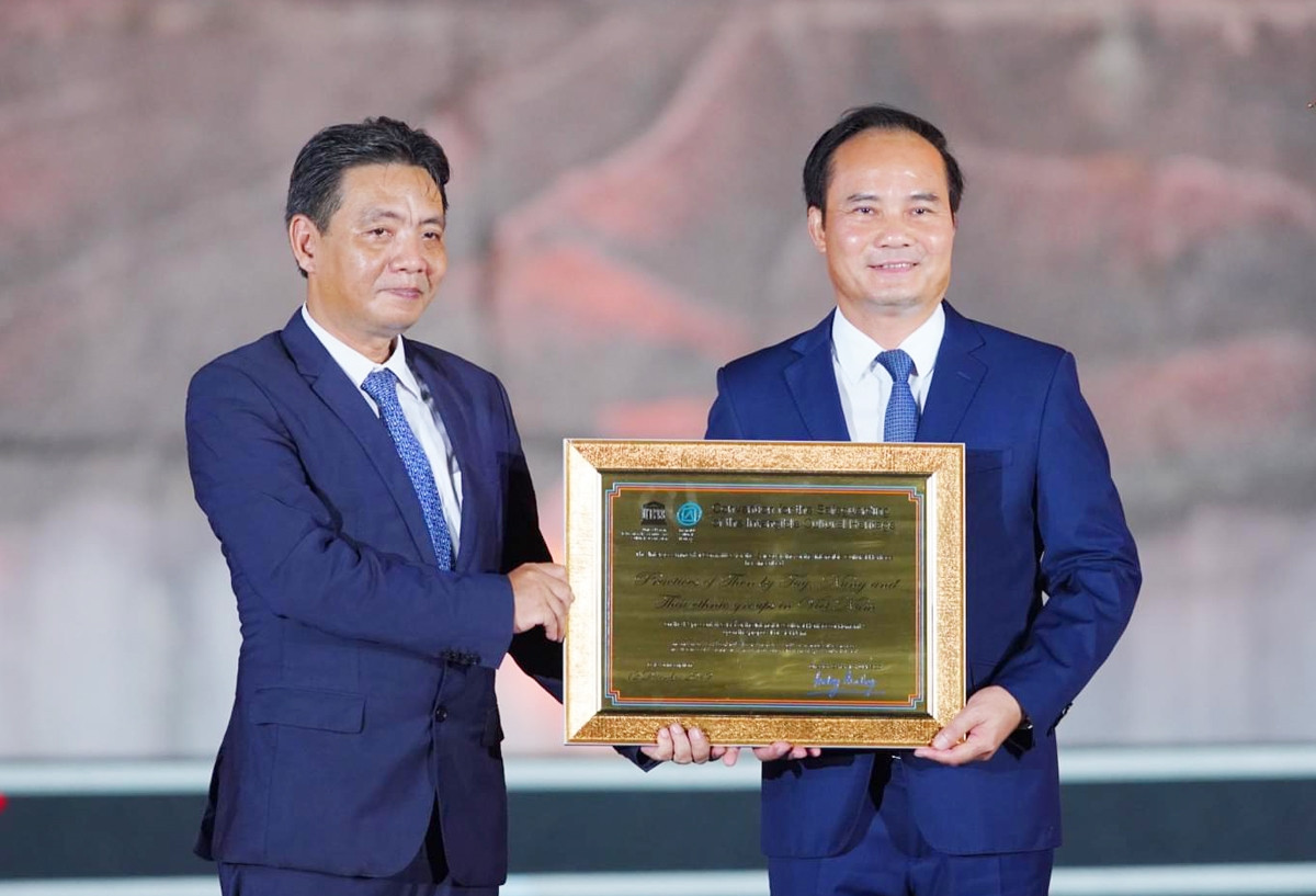 Thứ trưởng Bộ Văn hóa, Thể thao và Du lịch Hoàng Đạo Cương trao Bằng ghi danh cho các địa phương 