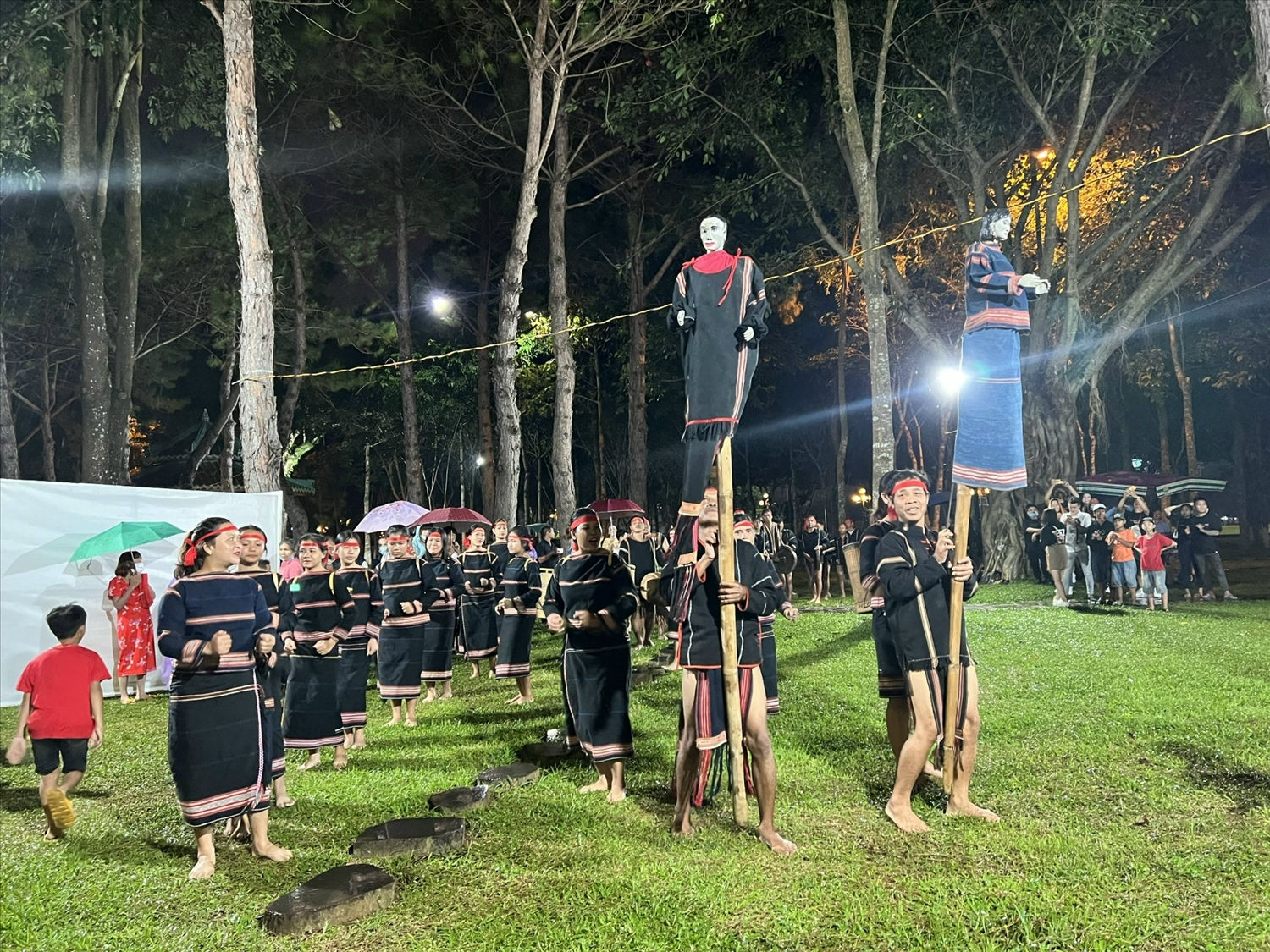 Các nghệ nhân trình diễn cồng chiêng tại Quảng trường Đại Đoàn Kết, TP. Pleiku như ở lễ hội làng của mình
