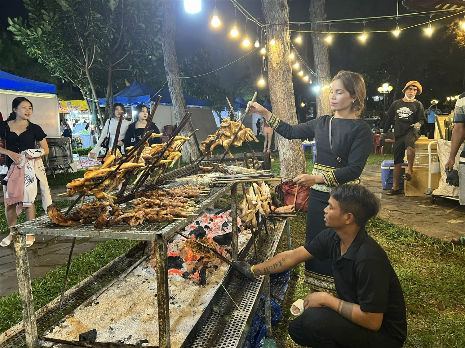 Các gian hàng chuẩn bị món ăn đặc trưng của dân tộc Gia Rai như gà nướng, cơm lam sẵn sàng phục vụ thực khách