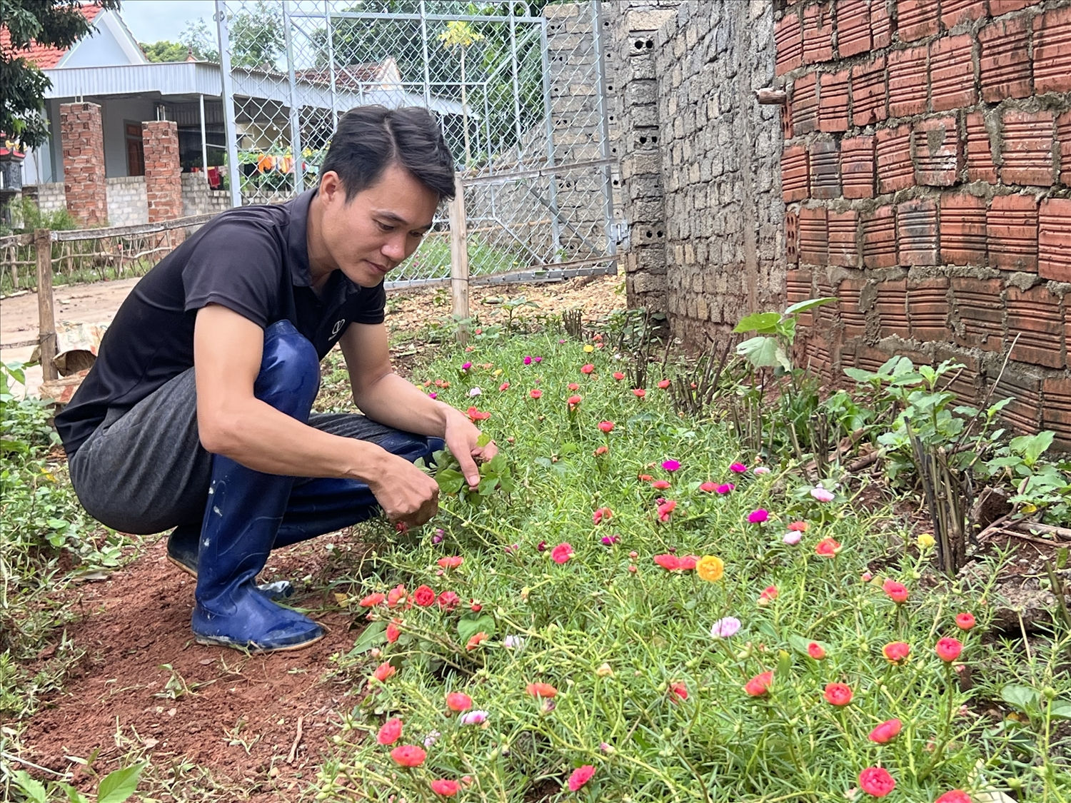 Bí thư Chi bộ, Trưởng làng, Người có uy tín Nguyễn Văn Huấn cho biết: Làng Nhâm bây giờ đường sá rộng rãi, đẹp đẽ, hoa nở 4 mùa
