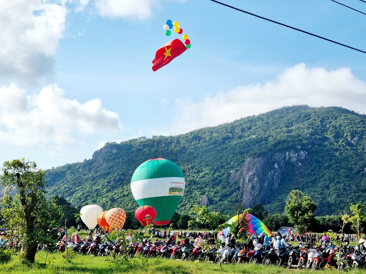 Hàng ngàn người dân tập trung về chân Phụng Hoàng sơn để tận mắt nhìn lá cờ Tổ quốc được đưa lên cao 50m