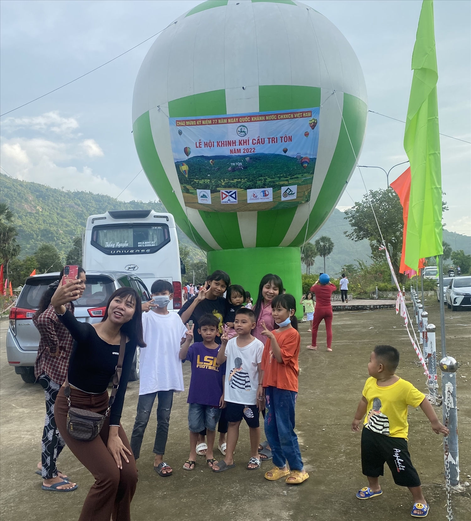 Từ người cao tuổi đến trẻ em điều muốn có tấm ảnh lưu niệm với khinh khí cầu lần đầu tiên được chạm tay vào