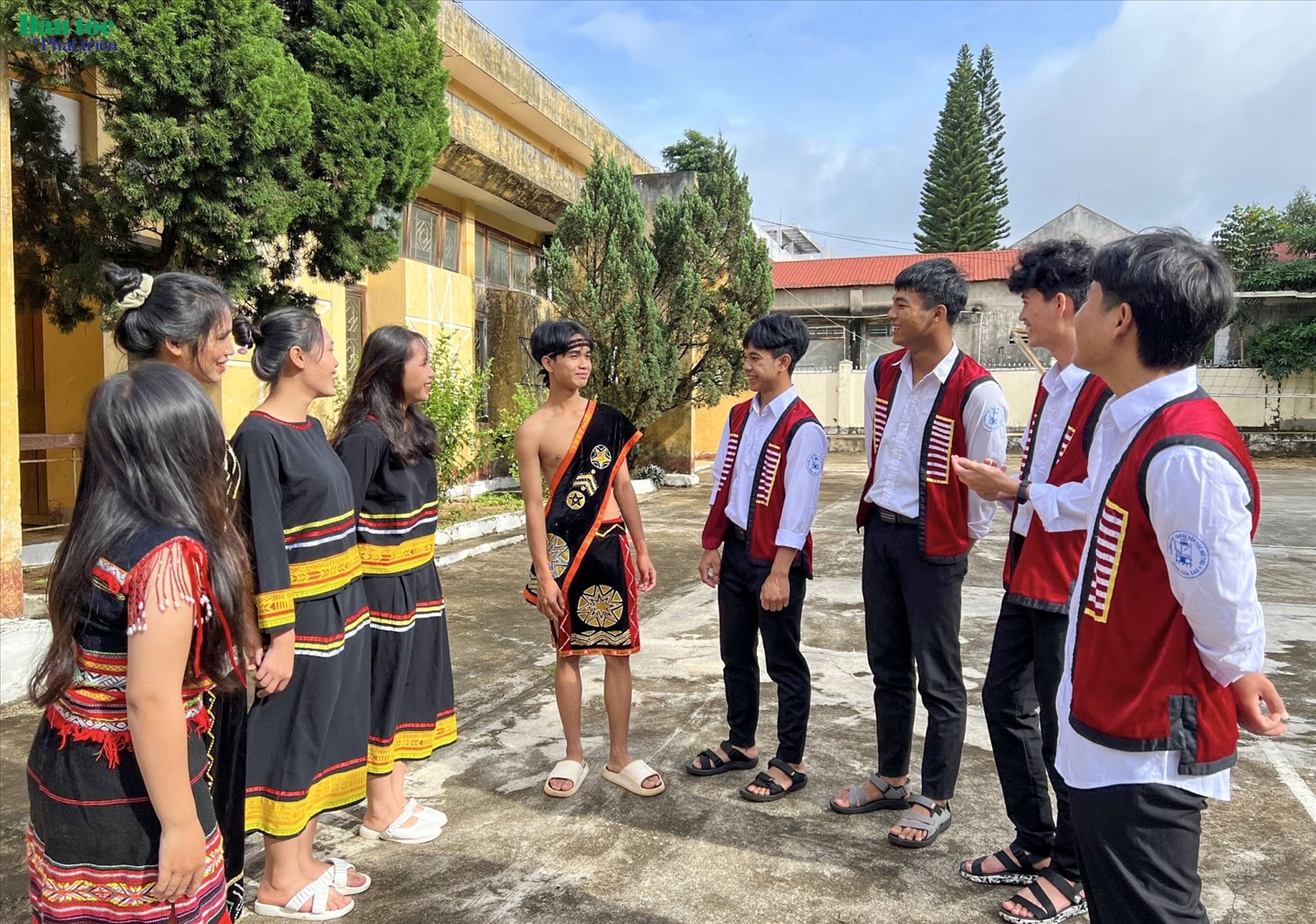 Đây cũng là dịp để học sinh Trường Phổ thông Dân tộc Nội trú tỉnh Gia Lai gặp lại bạn học sau những tháng nghỉ hè