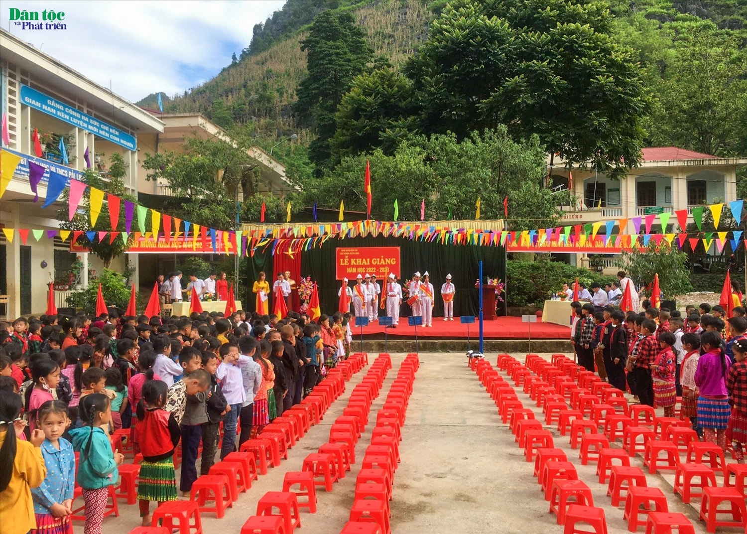 Không khí Lễ khai giảng tại huyện biên giới cực Bắc của Tổ quốc - huyện Mèo Vạc (Hà Giang). Ảnh Trần Kế