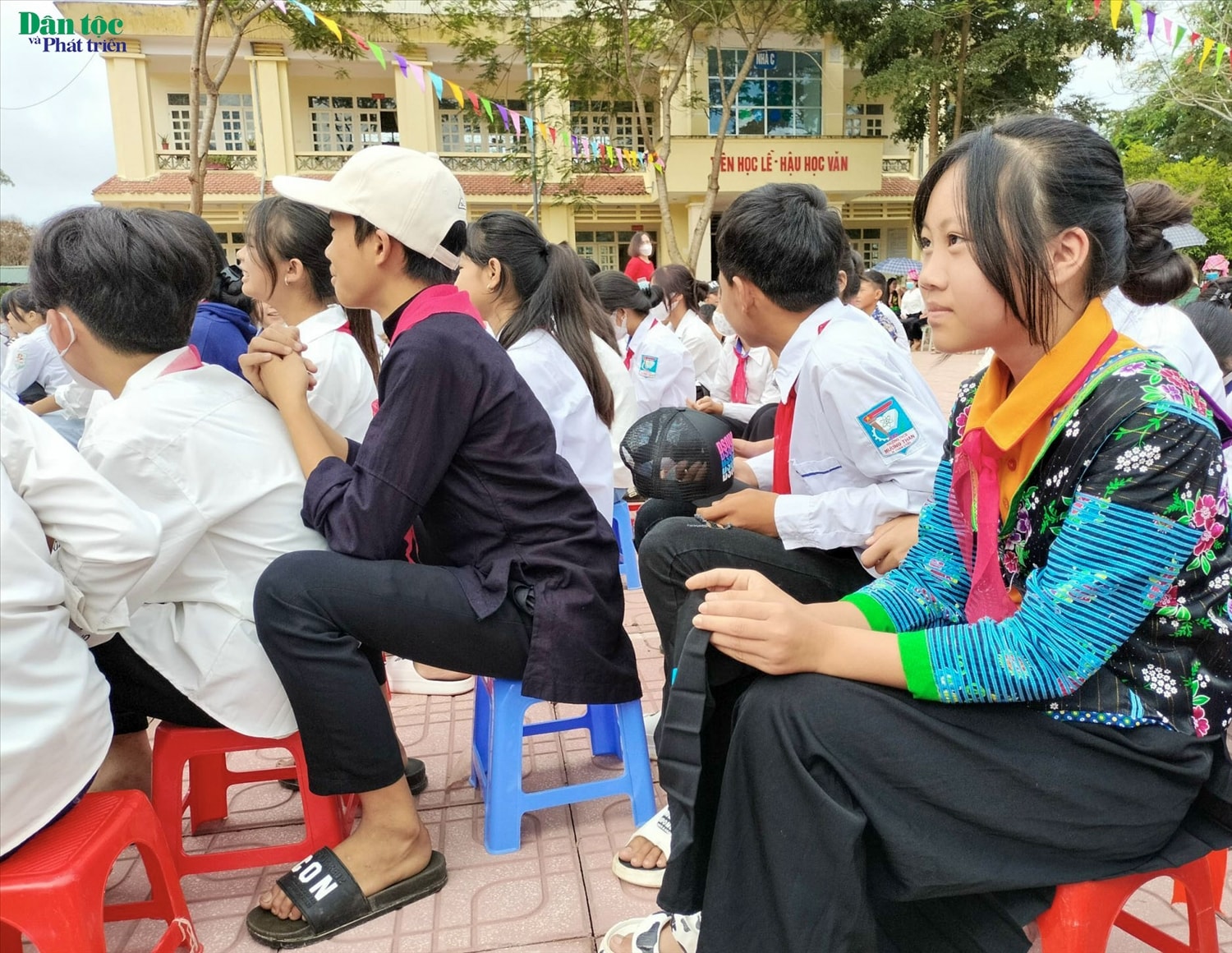 Nhiều học sinh là người DTTS đã tự trang bị trong mình những bộ trang phục truyền thống đẹp để mặc trong ngày khai giảng năm mới. (Ảnh do cô Hoàng Thị Bắc, THCS Mường Than, Than Uyên cung cấp)