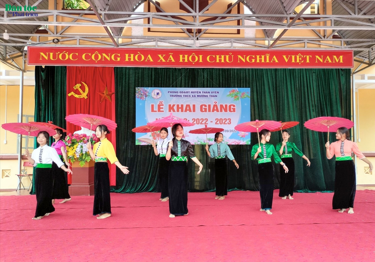 Tại Than Uyên (Lai Châu), sau những vui hội Lễ tết Độc lập cùng điệu Xòe hơn 1.500 người tham gia, ngay từ sáng sớm, học sinh trong toàn huyện đã háo hức đến trường dự Lễ Khai giảng năm học mới đúng giờ