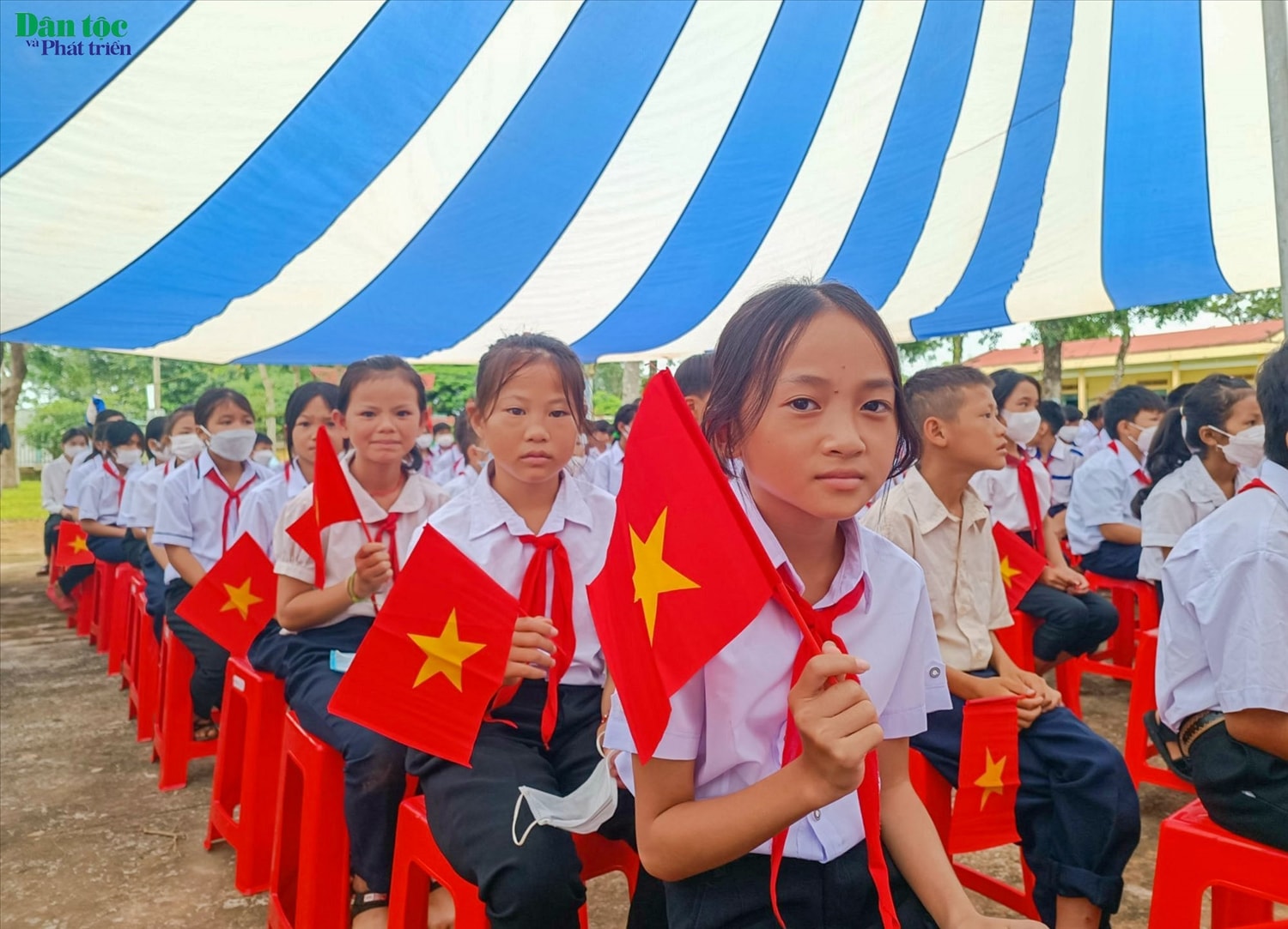 Tại trường THCS Ngô Mây, xã Ea M’doah, huyện Cư M’gar, tỉnh Đắk Lắk từ sáng sớm các em học sinh các thôn, buôn quần áo chỉnh tề, tay cầm cờ Tổ quốc nô nức đến trường