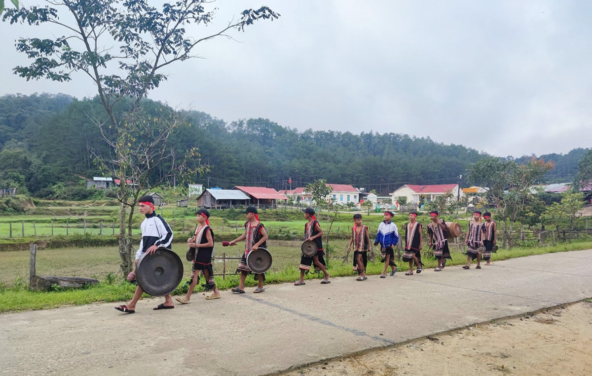 Các em học sinh mang theo cồng, chiêng để biểu diễn mừng ngày Khai giảng