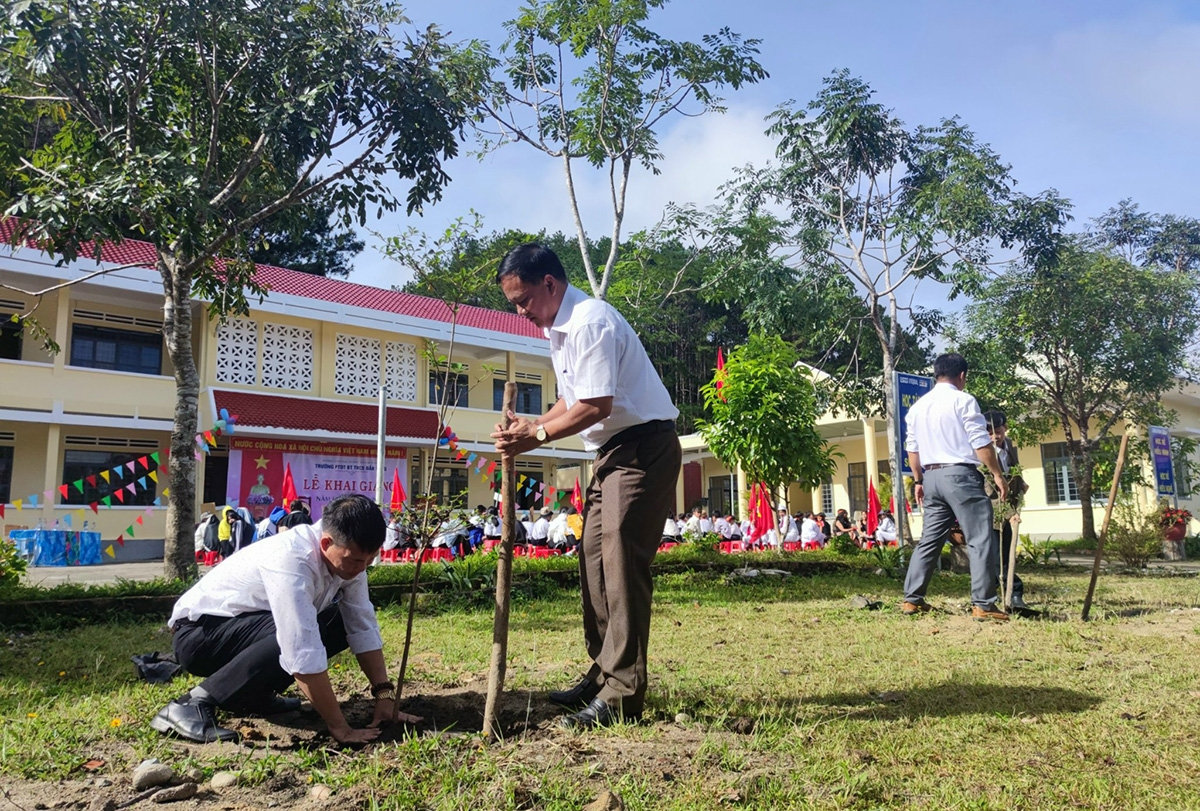 Trồng cây lưu niệm tại khuôn viên trường nhân ngày Khai giảng năm học mới