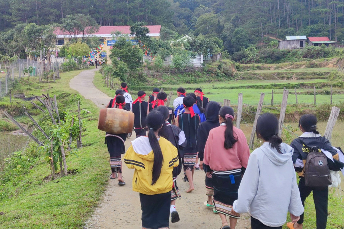 Các em đến trường dự Khai giảng năm học mới trong không khí vừa phấn khởi vừa lo lắng vì địa phương liên tục xảy ra động đất