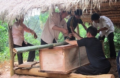 Đám ma cụ Lâu Chứ Dơ tại bản Pha Đén, xã Pù Nhi, huyện Mường Lát - người đầu tiên khi chết được đưa vào quan tài Đám ma cụ Lâu Chứ Dơ tại bản Pha Đén, xã Pù Nhi, huyện Mường Lát - người đầu tiên khi chết được đưa vào quan tài