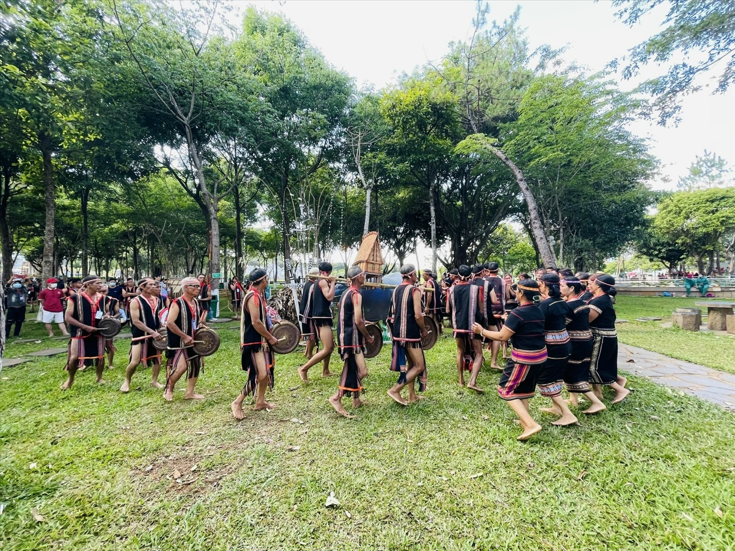 (CHUYÊN ĐỀ DTTG) Sử thi - Tình ca đoàn kết cộng đồng của đồng bào Tây Nguyên: Về đâu những đêm khan huyền thoại? (Bài 2) 2