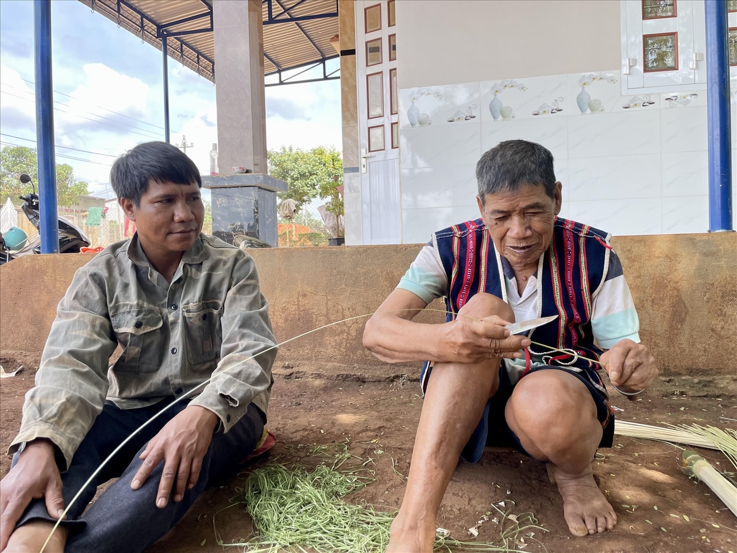 Nghệ nhân Dach hiện nay đã 105 tuổi, ông là người cuối cùng biết hát kể sử thi của xã Ia Băng, huyện Đak Đoa, Gia Lai
