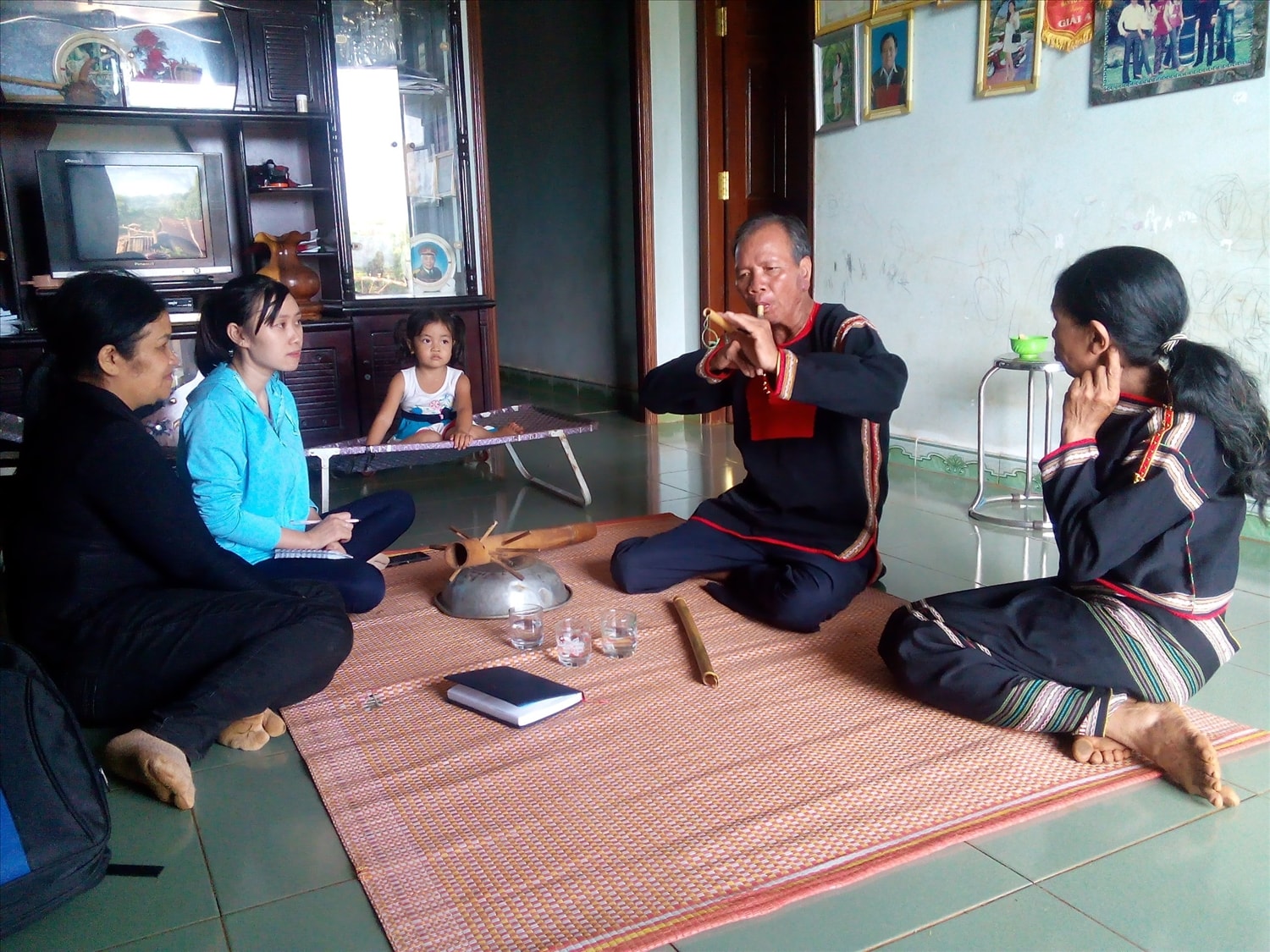 Thi thoảng nghệ nhân Y Wang HWing, ở buôn Tría, xã Ea Tul, huyện Cư M’gar, tỉnh Đắk Lắk vẫn hát kể sử thi cho con cháu
