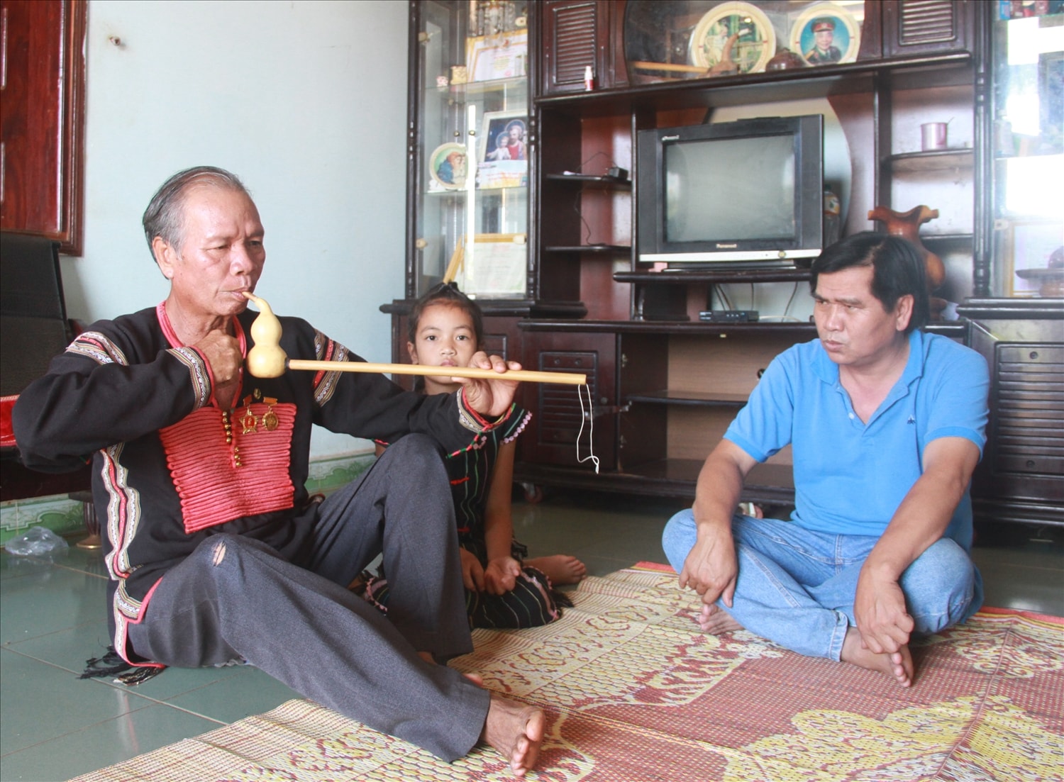 Thi thoảng nghệ nhân Y Wang HWing, ở buôn Tría, xã Ea Tul, huyện Cư M’gar, tỉnh Đắk Lắk vẫn hát kể sử thi cho con cháu