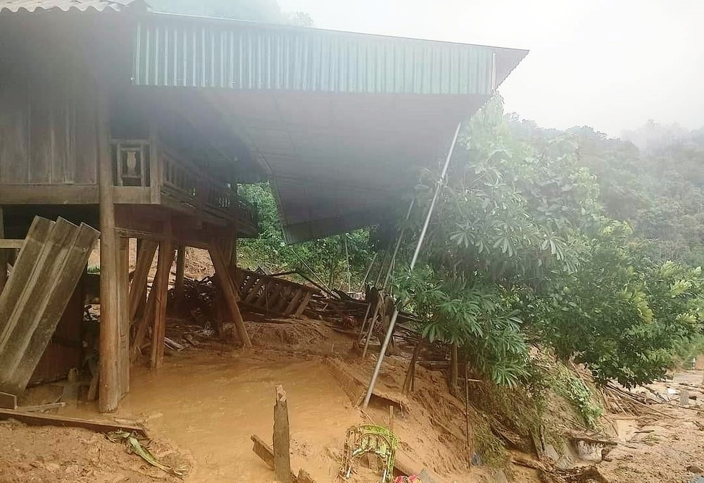 Những ngôi nhà bị xiêu vẹo do lũ quét