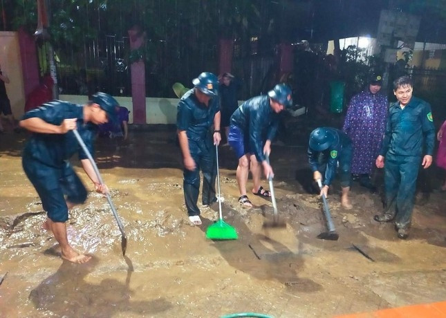 Các lực lượng khắc phục hậu quả trong đêm ở thị trấn Mường Xén