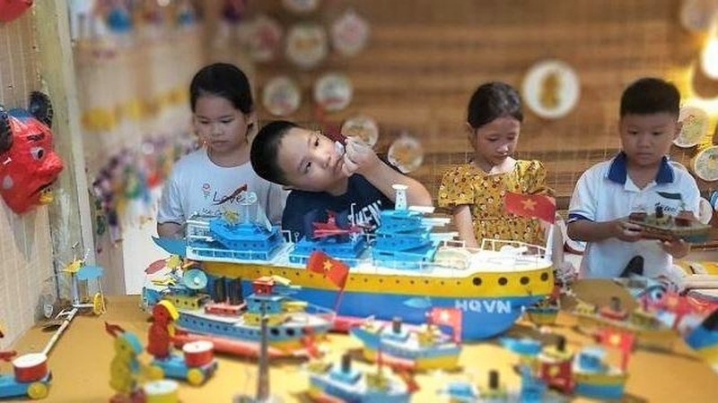 Trẻ em trải nghiệm các loại đồ chơi Trung thu truyền thống trong chương trình “Đèn thu lung linh” Trẻ em trải nghiệm các loại đồ chơi Trung thu truyền thống trong chương trình “Đèn thu lung linh”
