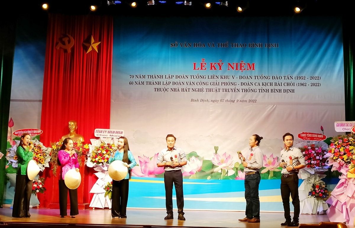 Tiết mục văn nghệ của Đoàn tuồng Đào Tấn trong Lễ kỷ niệm