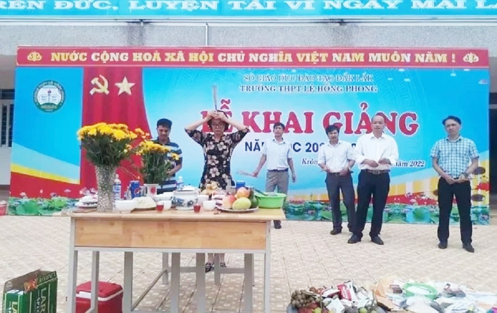 Hình ảnh trường học bày biện mâm cúng, phía sau là phông nền ngày khai giảng gây xôn xao dư luận 