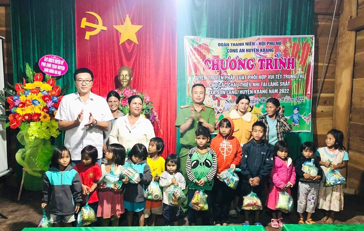 Hội Phụ nữ - Đoàn Thanh niên Công an huyện tặng quà cho thiếu nhi vui Tết Trung thu
