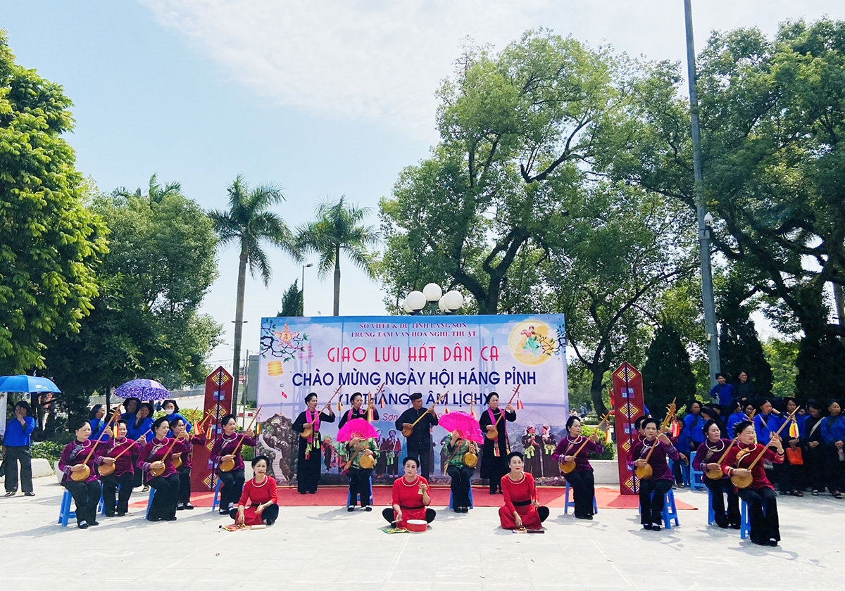 Các tiết mục văn nghệ độc đáo, nhiều màu sắc Các tiết mục văn nghệ độc đáo, nhiều màu sắc