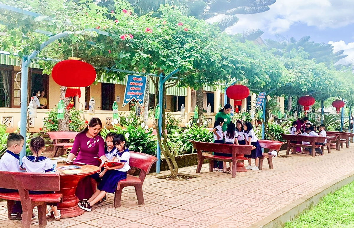 Hệ thống thư viện tại Trường Tiểu học Tân Lập được bố trí bắt mắt, tạo hứng thú cho học sinh đến đọc sách. (Ảnh: M.L)