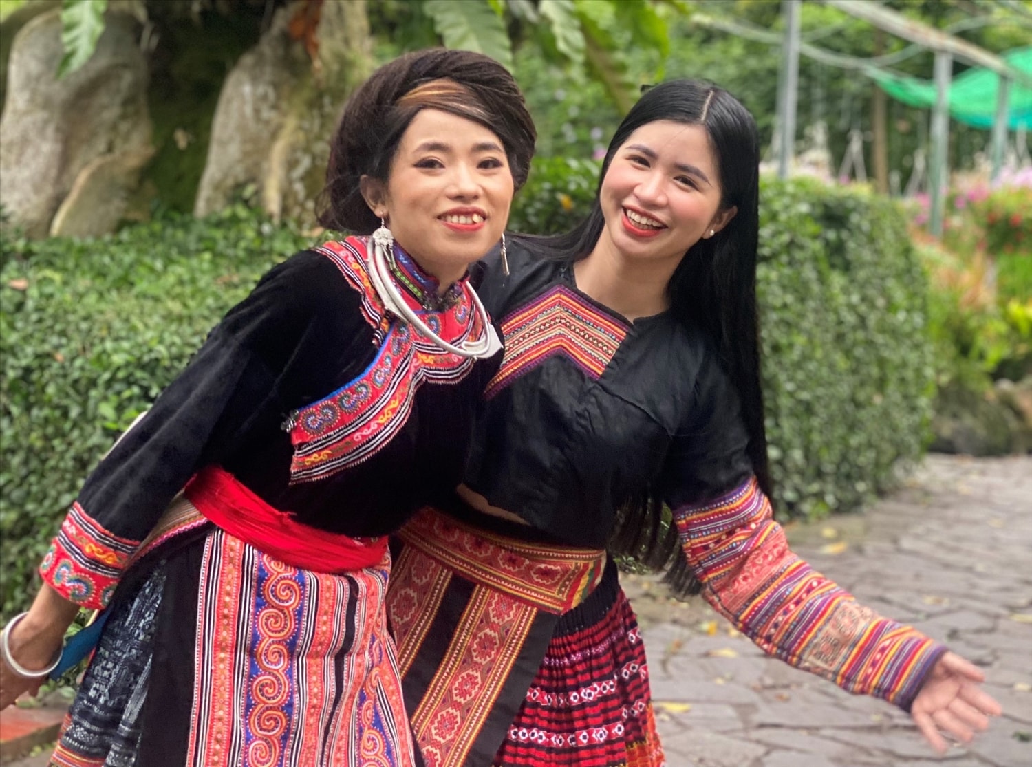 Chị Chấu Thị Nung (bên trái) dành gần 2 năm để nghiên cứu tư liệu cho bộ ảnh