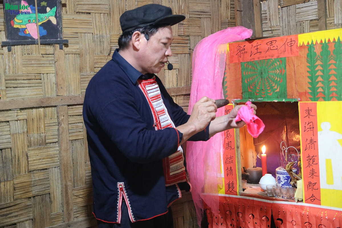 Theo phong tục của người Dao đỏ, khi đến nhà trai, cô dâu chú rể chưa được vào nhà ngay, phải đợi giờ tốt, đợi thầy cúng làm lễ thì mới được vào nhà chính. Thầy cúng sẽ làm phép gột rửa những điều không may mắn cho cô dâu trước khi bước vào nhà chồng