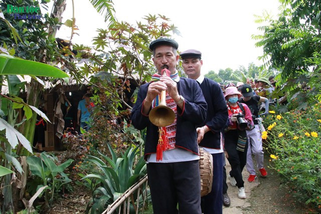 Trên đường đi qua các bản, người thổi kèn thổi các bài ca chào bản, chào mường. Lễ vật nhà trai mang sang nhà gái gồm 2 con gà, 10 chai rượu, 30 kg gạo và 30 kg thịt lợn để xin được đón cô dâu về