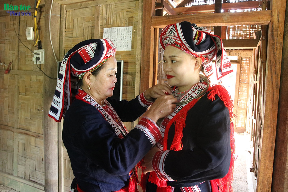 Trước khi đi lấy chồng, cô dâu được mẹ dặn dò kỹ lưỡng những điều hay lẽ phải về đạo dâu con
