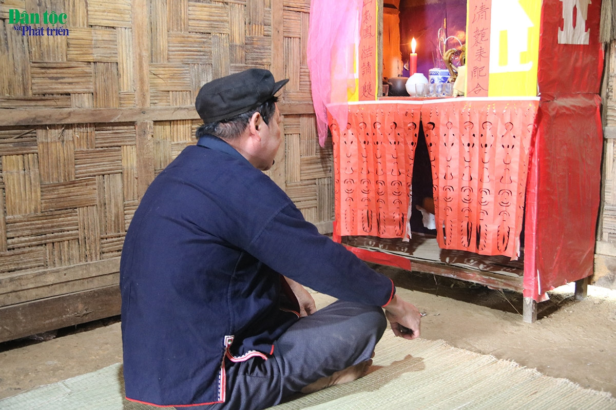 Trước khi sang nhà gái xin dâu, thầy cúng báo cáo thần linh, thổ địa, tổ tiên để xin phép. Sau đó, đoàn nhà trai gồm đội nhạc lễ và các thành viên trong gia đình sẽ sang nhà gái xin dâu