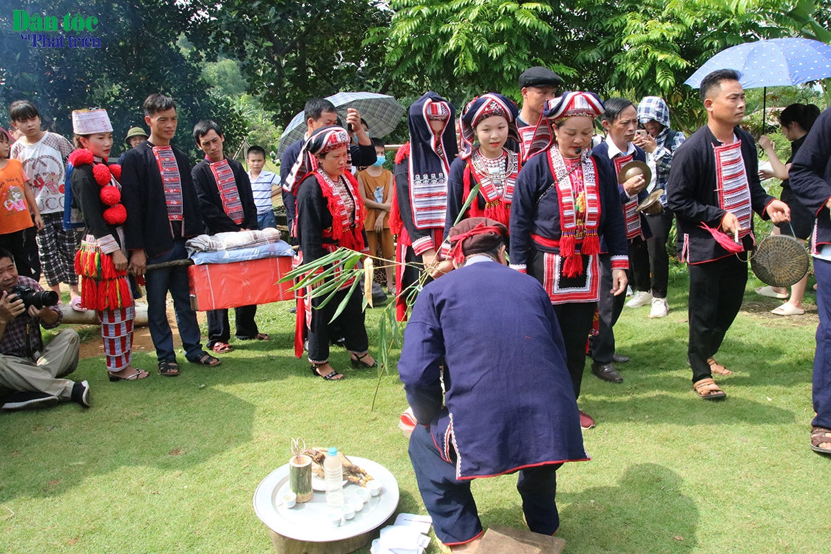 Được sự đồng ý của nhà gái, đoàn rước dâu về nhà trai trong tiếng kèn của đội nhạc lễ với các bài ca mừng cưới theo nhịp điệu vui vẻ. Cô dâu mặc trang phục truyền thống trên đầu trùm khăn cưới hình mái nhà, trên cổ và tay đeo vòng bạc, phù dâu đi bên cạnh che ô và phụ giúp cô dâu trong quá trình hành lễ từ nhà gái sang nhà trai.