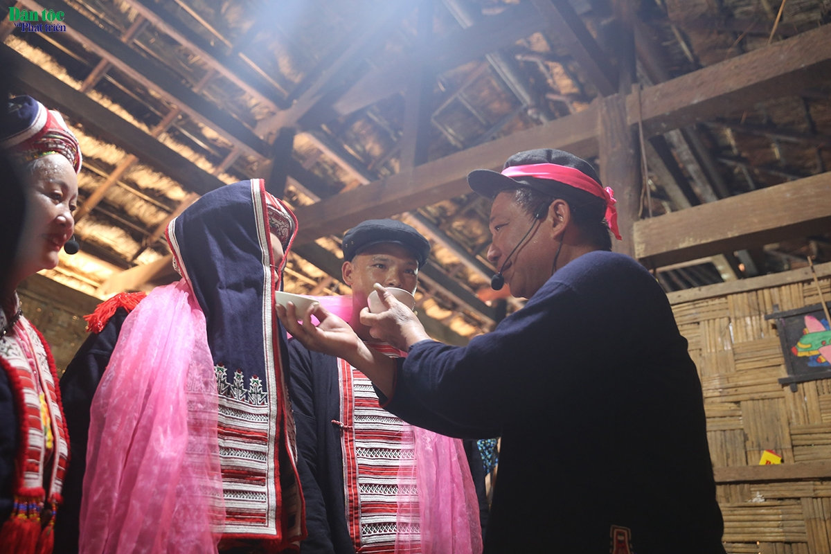 Đến giờ tốt, thầy tào cúng báo với tổ tiên nhà trai, lúc này cô dâu đã chính thức trở thành con cháu trong gia đình. Cô dâu chú rể quỳ trước bàn thờ nhận hai chén rượu hồng
