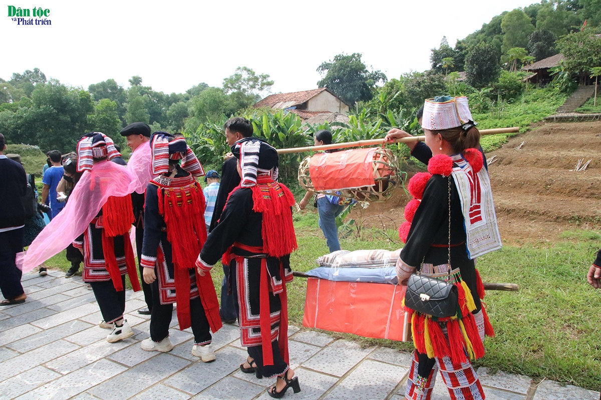 Nghi lễ đón dâu trong đám cưới của người Dao đỏ thể hiện một đám cưới mộc mạc, giản dị nhưng chứa đựng trong đó những giá trị nhân văn sâu sắc, một nét đẹp văn hóa đã và đang được đồng bào Dao đỏ ở Tuyên Quang gìn giữ và phát huy