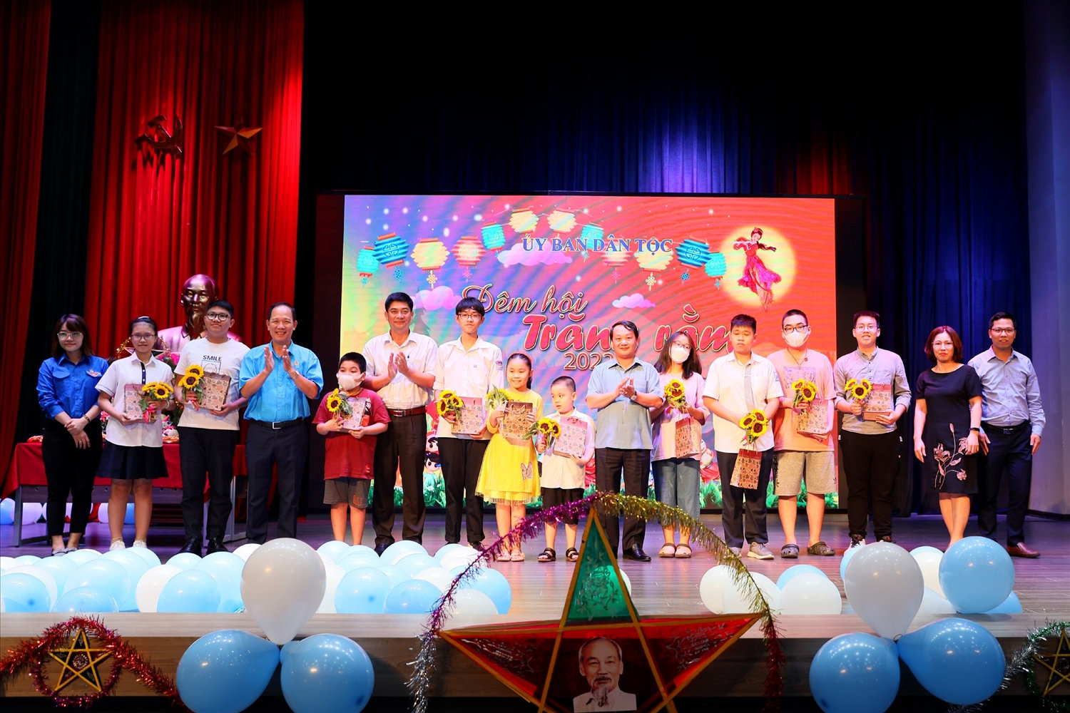 Bộ trưởng, Chủ nhiệm UBDT Hầu A Lềnh và Thứ trưởng, Phó Chủ nhiệm Y Vinh Tơr cùng đại diện Ban tổ chức tặng quà cho các cháu thiếu niên, nhi đồng có thành tích cao trong năm học 2021-2022