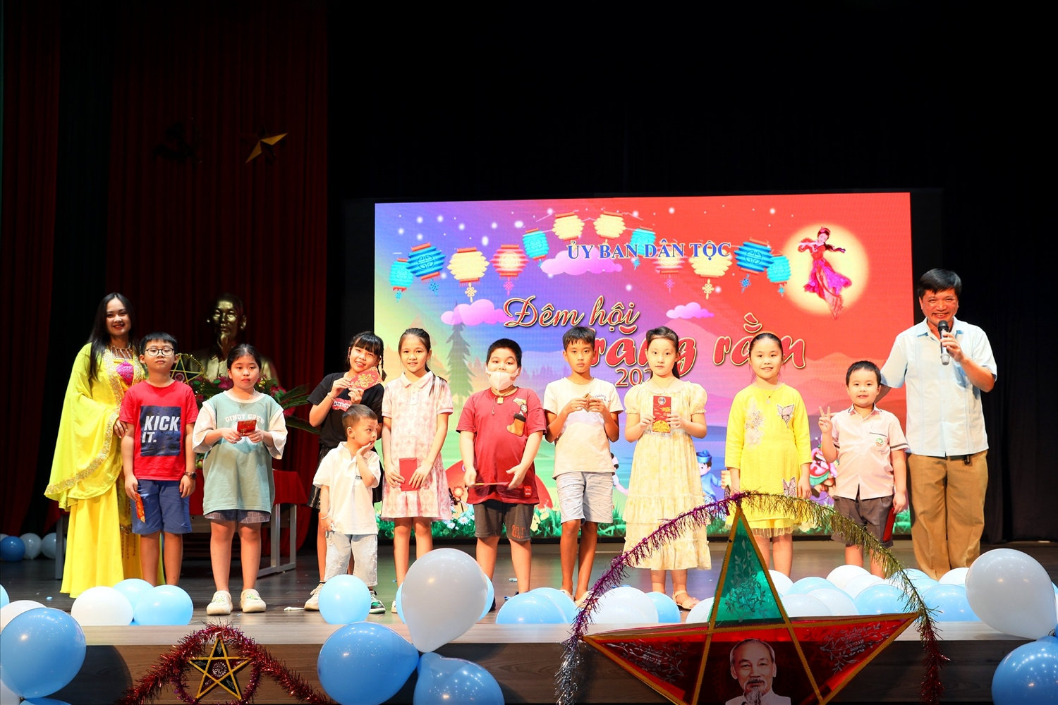 Các em thiếu nhi tham gia trò chơi đố vui tại 
